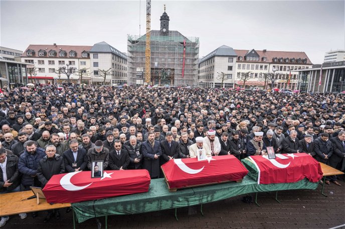 Drei Särge stehen bei einem muslimischen Trauergebet auf dem Marktplatz vor vielen hundert Trauernden.  - Foto: Frank Rumpenhorst/picture alliance/dpa