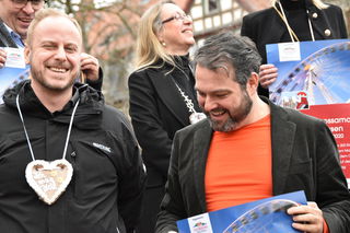 Bastian Metzler (links), Abteilungsleiter des Ordnungsamts, und Bürgermeister Daniel Glöckner.