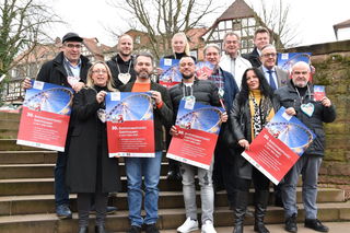 Von links: Peter Roie, Petra Schmidt, Bastian Metzler, Bürgermeister Daniel Glöckner, Lena Roie, Jeffrey Levy, Harald Steif, Siegfried Rückriegel, Monika Kuhl-Bauer, Thorsten Brehm, Horst Wanik und Ludwig Levy.