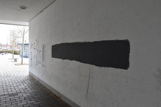 Hier schrieb der Täter seine URL an die Mauer