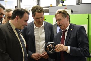 Schulleiter Hartmut Bieber (rechts) erklärte dem Hessischen Kultusminister Alexander Lorz (links) und dem Landtagsabgeordneten Christoph Degen die Herstellung der Kunststofffelge.