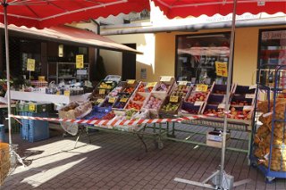 Der Obst- und Gemüsestand von Rech in Schlüchtern hat geöffnet und bietet frische Waren vom Großmarkt in Frankfurt am Main an