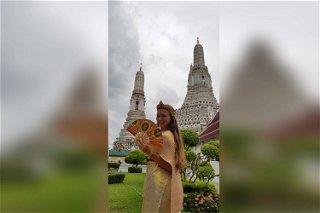 In traditioneller Bekleidung in Bangkok, Thailand