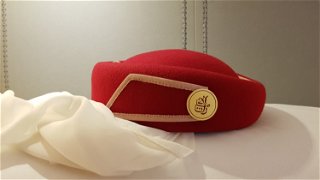Mein Lieblingsteil meiner Uniform – der rote Hut mit weißem Schleier