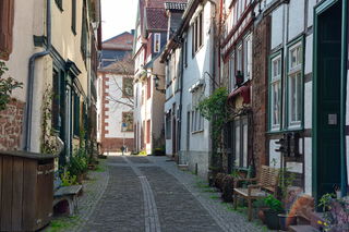 Menschenleere Gasse in Gelnhausen.