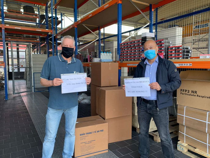 Norbert Pfefferle übernimmt für den Krisenstab der Stadt Hanau die großzügige Maskenspende der Firma A & V Import Export