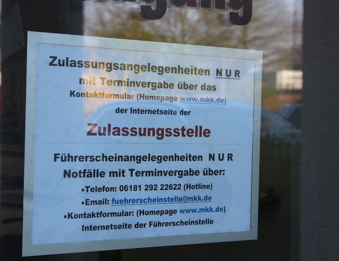 Hinweisschilder am Eingang machen auf die besonderen Regelungen wegen der Corona-Pandemie aufmerksam. 