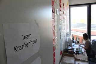 Das Gesundheitsamt hat neben der Einzelfall-Bearbeitung auch Schwerpunkt-Teams etabliert, die sich unter anderem gezielt mit der Situation in Krankenhäusern, Pflegeeinrichtungen und Arztpraxen beschäftigen.