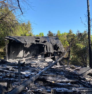 Erst kurz zuvor beendete die Feuerwehr einen anderen Einsatz. Im Bereich der Kleingartensiedlung am Milchweg brannte eine größere Gartenhütte.