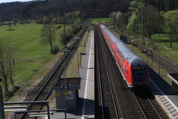 Mit dem Regionalzug fahren viele Menschen zur Arbeit in Rhein-Main-Gebiet