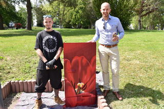 Bürgermeister Dominik Brasch (rechts) ist von der Arbeit des Graffiti-Künstlers überzeugt.