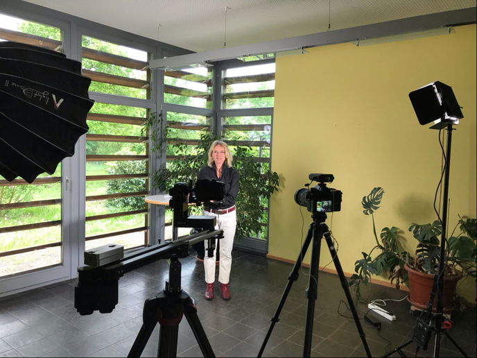Gabriele Schaar-von Römer, Leiterin des städtischen Umweltzentrums, moderierte die Video-Preisverleihung im Umweltzentrum.