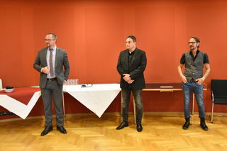 Von links: Kulturamtsleiter Matthias Schmidt, Zweitplatzierter Oliver Jakobi (Band 'Industrial ZOO') und Gewinner Dennis Korn.
