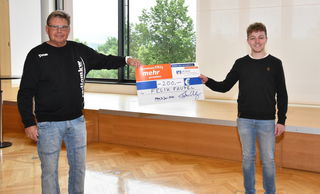 Radio MKW-Geschäftsführer Hans-Jürgen Hess überreicht den Scheck an Felix Faupel aus Wächtersbach.