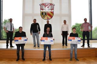 Von links: Landrat Thorsten Stolz, Oliver Jakobi, Radio MKW Geschäftsführer Hans-Jürgen Hess, Gewinner Dennis Korn, Moderator Manuel Peters, Geschäftsführer Jürgen Mann, Felix Faupel und Co-Moderator Nicky Kailing.