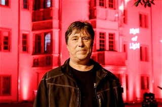 Frank Schuh betreibt seit 30 Jahren P.A.L. Music Factory Veranstaltungstechnik und hat das Schloss zusammen mit Jimmys Eventtechnik in Alarmfarbe rot bestrahlt  