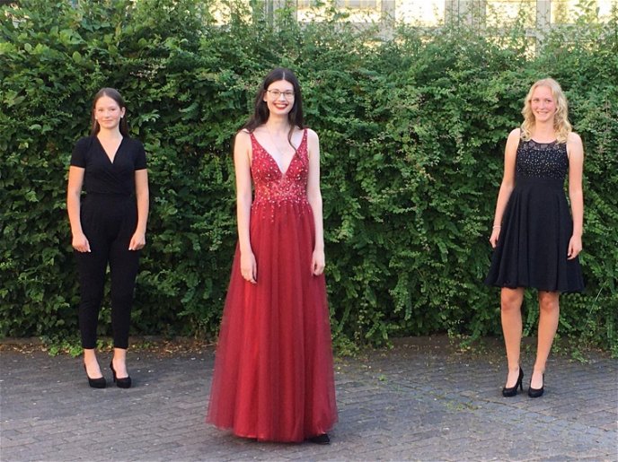 Die besten Abiturientinnen 2020 zum Fototermin mit Corona-Abstand. Von links nach rechts: Lisa-Marie Clauß, Celina Schrecke, Leona Waigand.