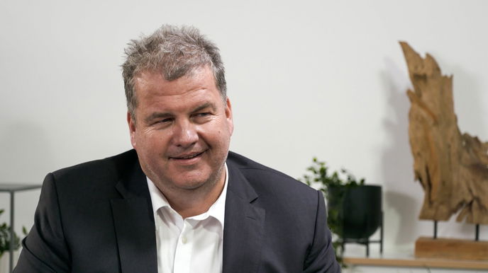  Als CEO von Bien-Zenker ist Marco Hammer eher für die strategische Weichenstellung zuständig. Als „Undercover Boss“ erlebte er den Alltag seiner Mitarbeiter hautnah und ungefiltert