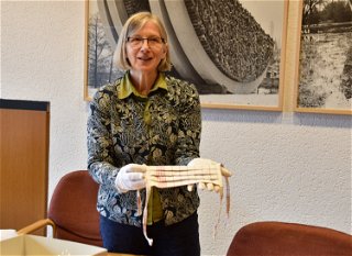 Historikern Anette Vinnen freut sich, dass die Stadt Gelnhausen Teil des Archivs ist.