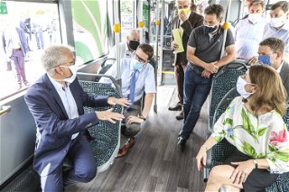 Erste Fahrt im Maintaler E-Bus: Links Wirtschafts- und Verkehrsminister Tarek Al Wazir, Landrat Thorsten Stolz und rechts Bürgermeisterin Monika Böttcher haben Platz genommen