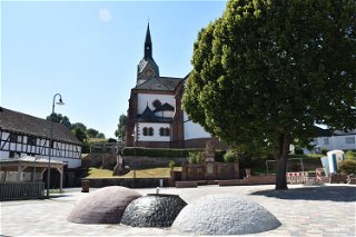 Nur unweit der katholischen Kirche ziert der neue Brunnen nun den Franz-Korn-Platz in Oberndorf.