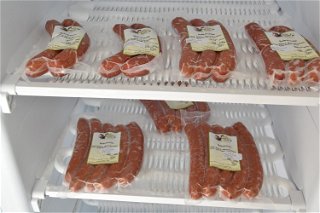 Einmal im Monat wird geschlachtet - auf Bestellung gibt es dann leckeres Fleisch von den Bio-Rindern. Der Rest wird im Hofladen verkauft.