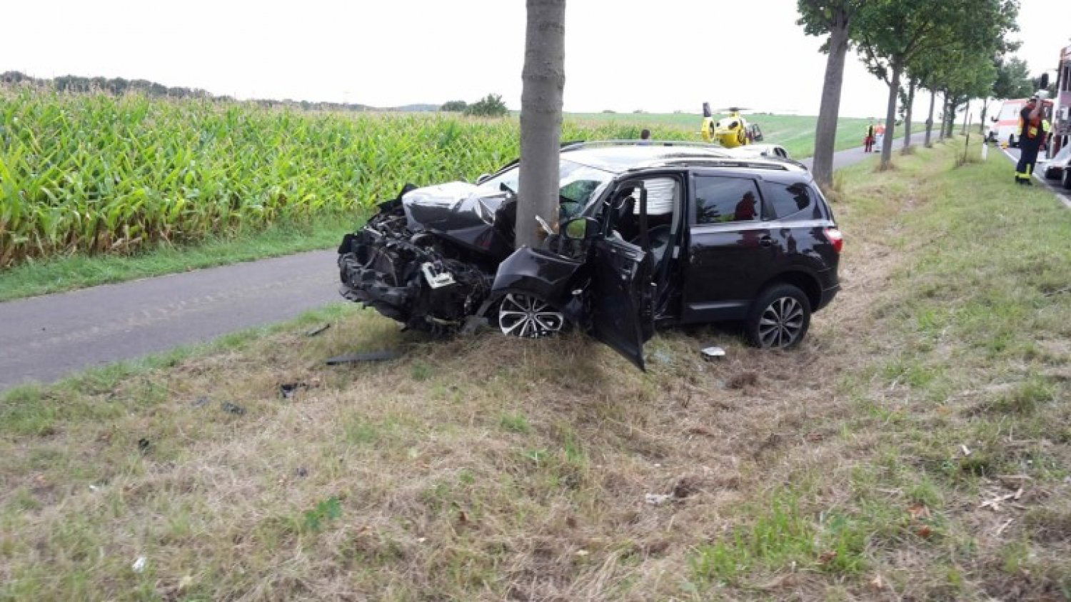 Pkw Prallt Gegen Baum: Zwei Personen Verletzt - Rettungshubschrauber Im ...