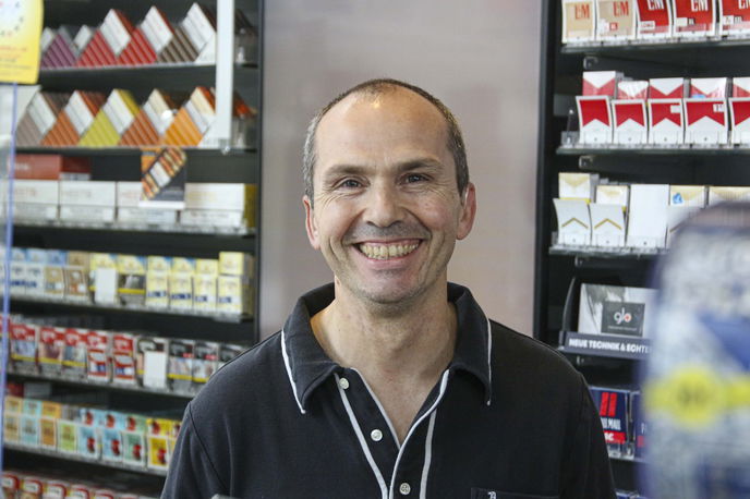 Manuel Roldan-Lippert vom traditionsreichen Kiosk am Markt bedient hinter Plexiglas