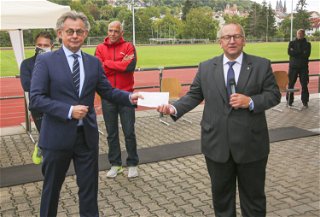 Staatssekretär Michael Bußer (links) übergibt eine Spende an Michael Volz, Vorsitzender DSTG Hessen