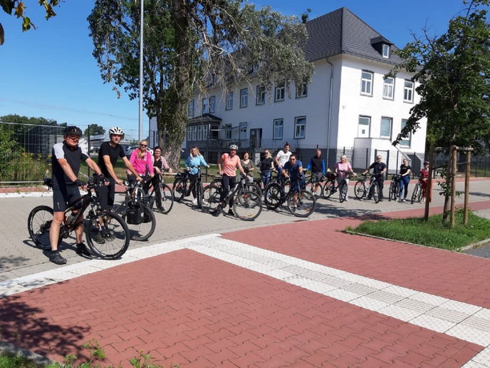 Angestellte der Stadtverwaltung haben mit Bürgermeisterin Sylvia Braun (6. von links) im Rahmen des STADTRADELNS den 5-Sterne-Weg befahren. - Foto: Stadt Bruchköbel