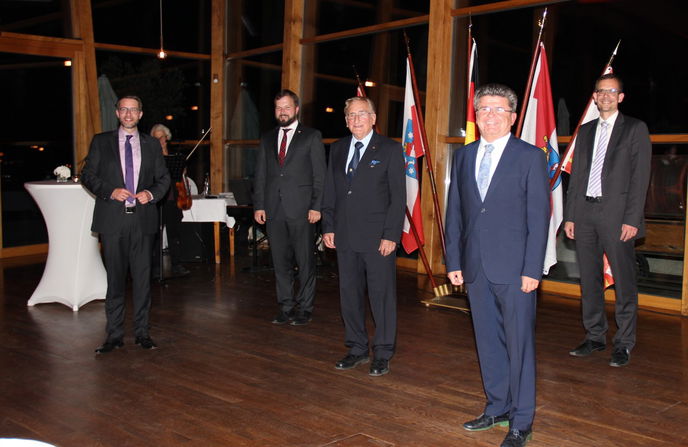 (von links): Landrat Thorsten Stolz, Landrat Onno Eckert, Altlandrat Karl Eyerkaufer, Kreistagsvorsitzender (Gotha) Michael Brychcy und Kreistagsvorsitzender (Main-Kinzig) Carsten Ullrich.