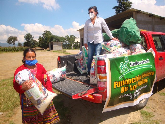 Pasquala Tixal empfängt ein Lebensmittelpaket für ihren Sohn und sich.