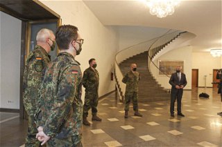 Die erste Abordnung der Bundeswehr wurde vom Oberbürgermeister Peter Feldmann am Donnerstag begrüßt