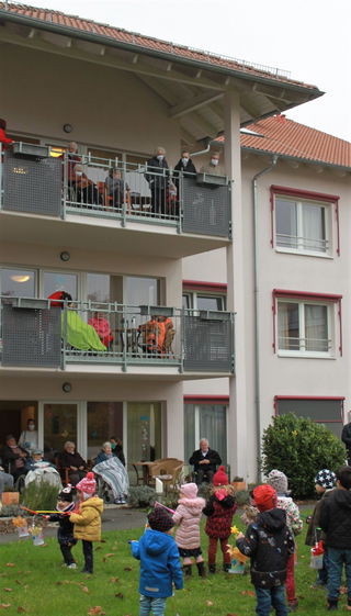 Bewohner und Pflegepersonal applaudierten von den Balkonen.