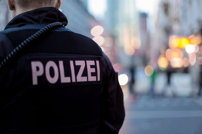 Beamte der Polizei wurden von gewaltbereiten Demonstranten verletzt - Twitter: Polizei Frankfurt