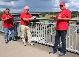 Volker Schork, Anton Hofmann, Herrmann Stiegler (v.l.n.r.) notieren auf der Brücke zwischen Rodenbach und Erlensee die Abstände der Lkw auf der BAB A 66 in beide Richtungen
