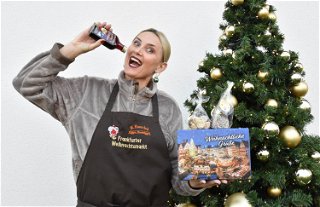Monika Eiserloh verkauft gebrannte Mandeln in der Mandelbar