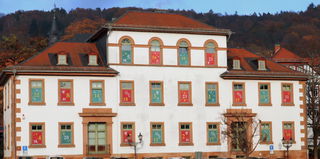 Alte Bürgerschule wird zum Riesen-Adventskalender.