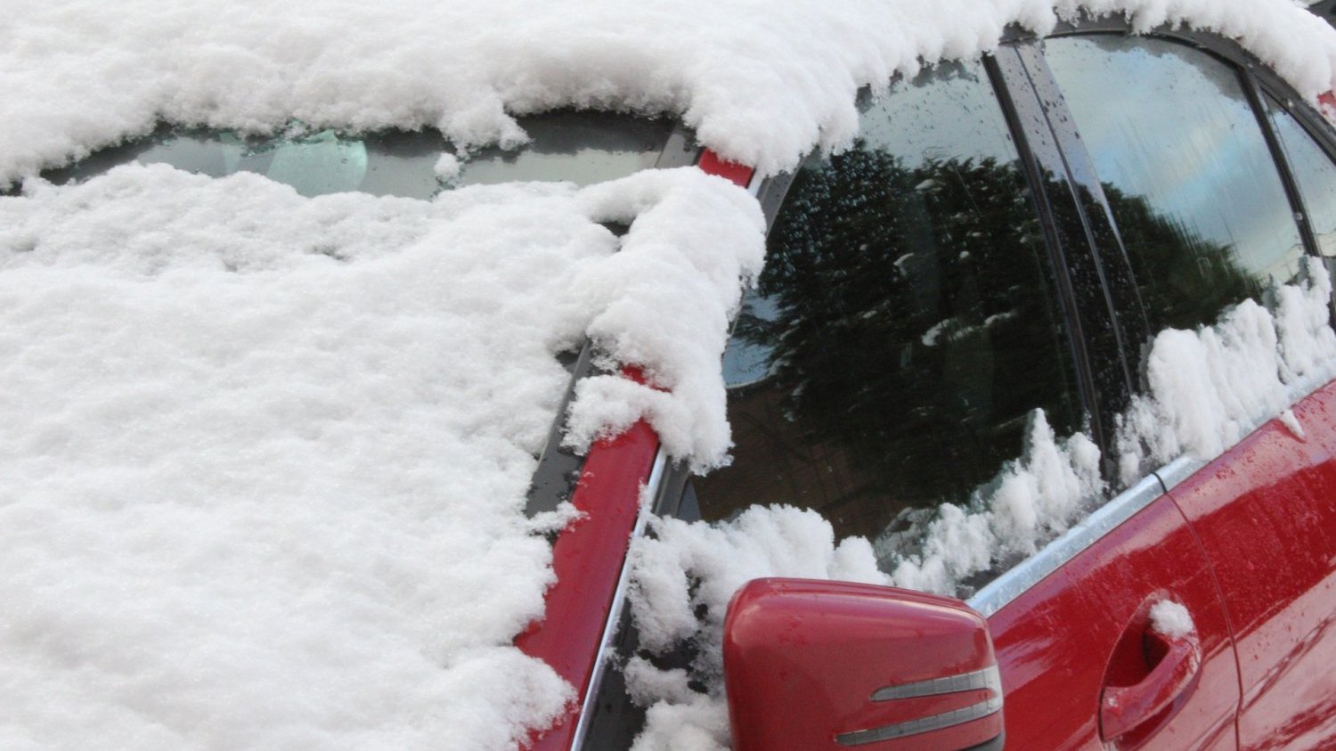 Treiber entfernen Schnee und Eis von seine Auto Windschutzscheibe 24629612  Stock-Photo bei Vecteezy