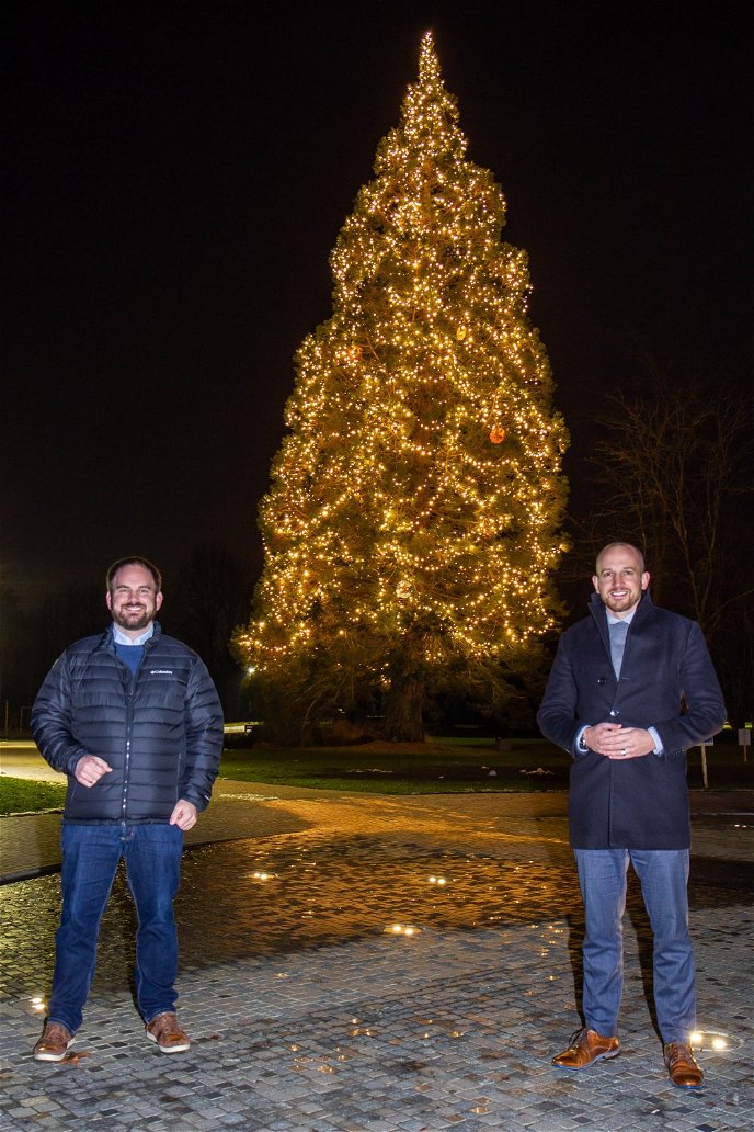 Von rechts: Bürgermeister Dominik Brasch (parteilos) und Kurdirektor Stefan Ziegler präsentieren Hessens größten „Kinder-Weihnachtsbaum“ im Kurpark von Bad Soden-Salmünster - Foto: Stadt Bad Soden-Salmünster
