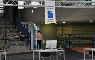 An der Abmeldung wird nach Ablauf der 30 Minuten der Impfpass wieder abgeholt und die Patienten können nach Hause.