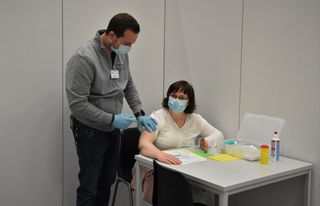 Medizinisches Fachpersonal impft den Corona-Impfschutz.