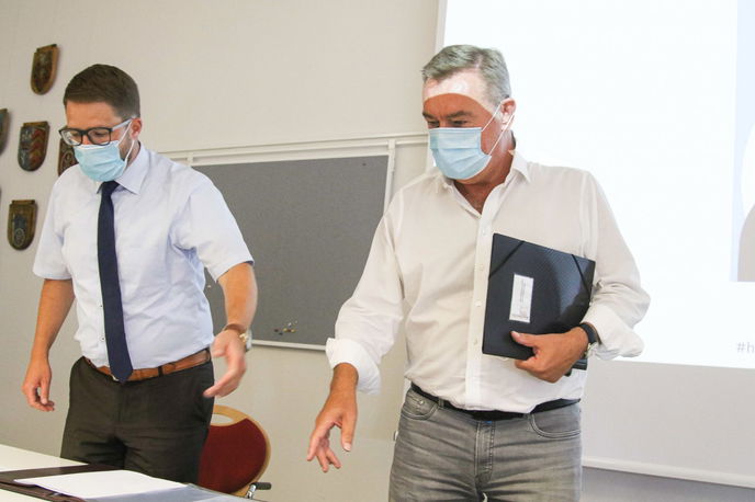 Landrat horsten Stolz und Oberbürgermeister Claus Kaminsky (rechts)