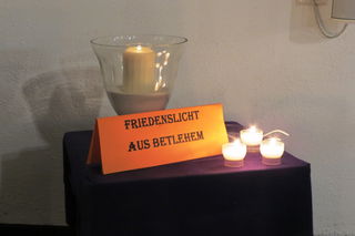Das Friedenslicht aus Betlehem brennt über Weihnachten und Neujahr in der tagsüber am Seiteneingang geöffneten St. Elisabethkirche, Kastanienallee 68, 63454 Hanau