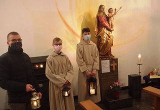 Sehnlich erwartet: Die Jugendleiter und Messdiener bringen das Licht aus Betlehem in die St. Elisabeth Kirche. Am Hauptbahnhof Hanau hatten sie es in Empfang genommen.