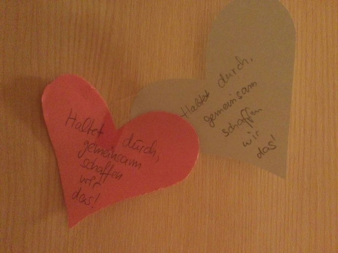 Nach über einem halben Jahr ist das Papier zwar etwas verblasst, aber die Botschaft, die diese kleinen Herzen enthalten, gilt mehr denn je. - Foto: privat