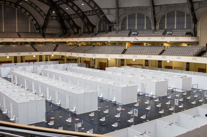 Einriesiges Impfzentrum ist in der Festhalle in Frankfurt am Main innerhalb kurzer Zeit aufgebaut worden - Archivbild: Tobias Rehbein