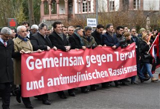 Mehrere tausend Menschen kamen wenige Tage nach dem rassistischen Anschlag in Hanau zu einem Trauermarsch zusammen.