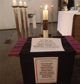  Die selbst gestaltete Kerze mit der schriftlichen Botschaft wurde nach dem Gottesdienst zum Ort des Anschlags in Kesselstadt gebracht.