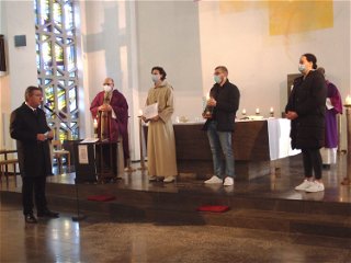 Oberbürgermeister Claus Kaminski mit den Jugendlichen in der St. Elisabethkirche